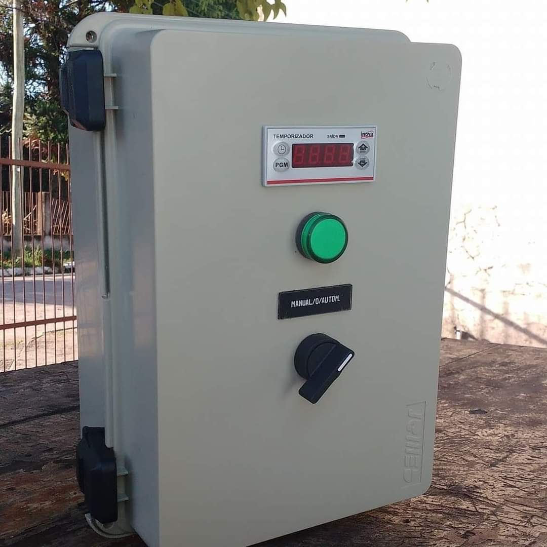 Painel e poste elétrico com transformador trifásico instalado